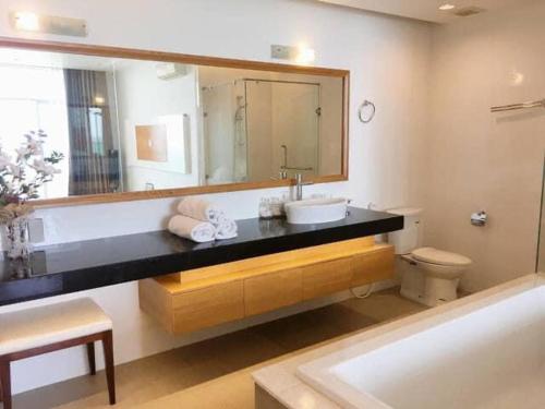 a bathroom with a sink and a large mirror at Hotel,Căn Hộ Mũi Né Sea link in Phan Thiet
