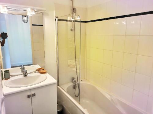 a bathroom with a sink and a shower at L'Ebenisterie - Sublime Type 2 Lumineux - Grand balcon in Orvault