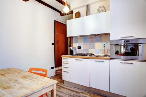 Kuchyňa alebo kuchynka v ubytovaní Bologna City Center Apartment by Wonderful Italy
