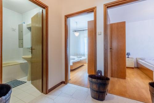 ein Badezimmer mit einer Glastür, die zu einer Badewanne führt. in der Unterkunft Apartment Vazmica in Punat