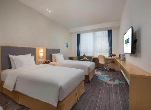 Ένα ή περισσότερα κρεβάτια σε δωμάτιο στο Holiday Inn Express - Yantai YEDA by IHG