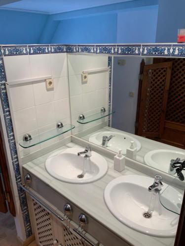 Baño con 2 lavabos y espejo en DUPLEX BAHIA SuR RESERVA DE CONFI-ANZA en San Fernando