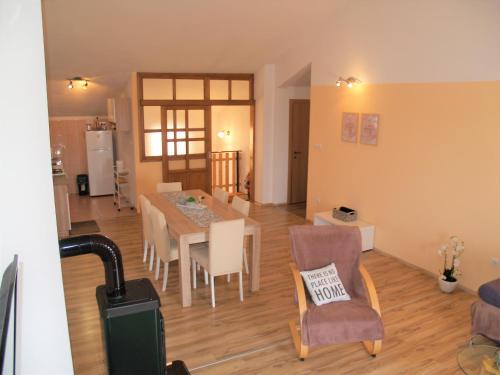 Lory a three bedroom apartment with a BBQ