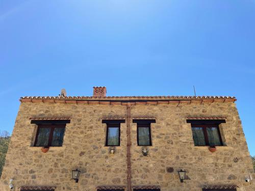 um edifício com quatro janelas em cima em Agriturismo Borgo Furma em Enna