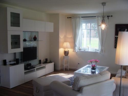 ein Wohnzimmer mit 2 Sofas und einem TV in der Unterkunft Goetheresidenz Bad Saarow in Bad Saarow
