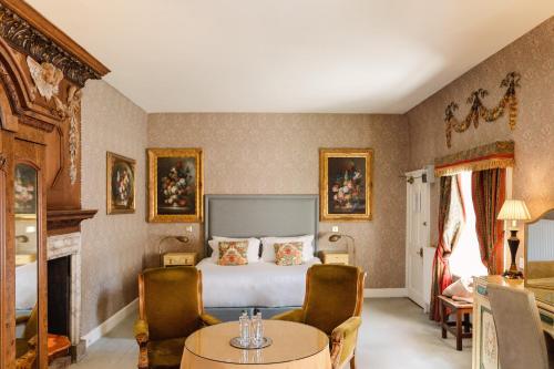 una camera d'albergo con letto, tavolo e sedie di Roman Camp Country House Hotel a Callander