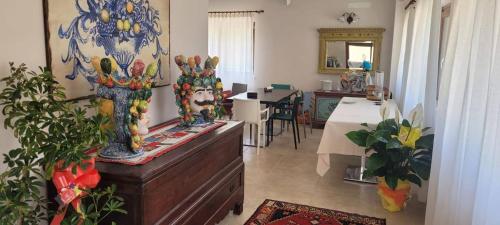 una habitación con dos jarrones en una cómoda y un comedor en Agriturismo Borgo Furma en Enna