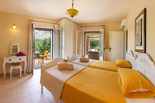 アギア・エフィミアにあるStamoulis Villasの大きなベッドルーム(大型ベッド1台、テーブル付)