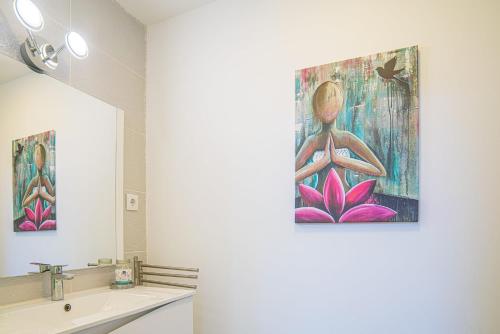 Un baño con un lavabo y un cuadro en la pared. en Villa Santi, en Aroeira
