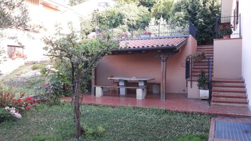 una mesa de picnic en el patio trasero de una casa en Villa Ambrosia, en Muggia