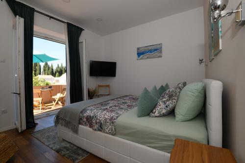 Sunny Getaway Apartments
