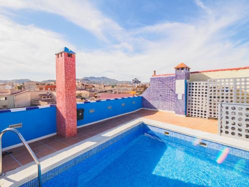 a rooftop swimming pool on the roof of a building at Cubo's Apartamento 33 Carreteria 3B in Málaga