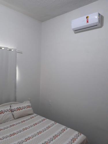 Biała sypialnia z łóżkiem w obiekcie SUÍTE Nº 4 - próximo a feira da sulanca caruaru-PE w mieście Caruaru