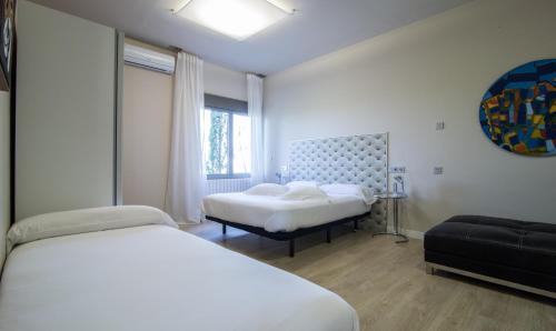 Llit o llits en una habitació de RuralSuite Hotel Apartamentos