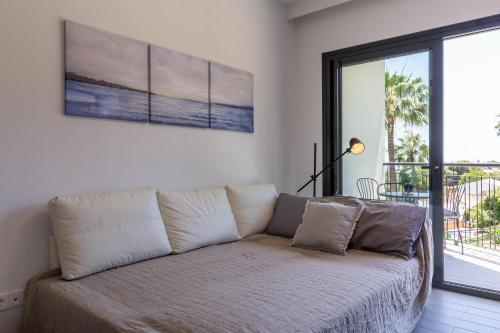 מיטה או מיטות בחדר ב-Blue Mood Apartment with Magic View