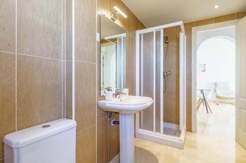 Ένα μπάνιο στο Lovely apartment with seaview
