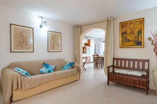 sala de estar con sofá y mesa en Casamare a 2 passi dalla spiaggia en Tortolì