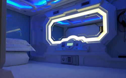 Postel nebo postele na pokoji v ubytování Bestow Capsule Hostel