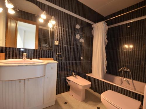 La salle de bains est pourvue d'un lavabo, de toilettes et d'un miroir. dans l'établissement Villa Rosa 10 Personas Montbarbat Costa Brava, à Maçanet de la Selva