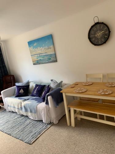 Posezení v ubytování Lovely home from home apartment 8 mins walk to beach with free parking and sun deck 2 bed sleeps 4