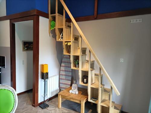 - un escalier en bois dans une chambre avec une table en bois dans l'établissement SERENITY, à Mechmont