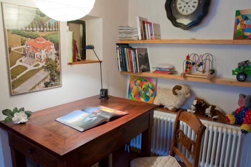 a desk with a book on it in a room at La Casa Trasparente - locazioni brevi in Arcugnano