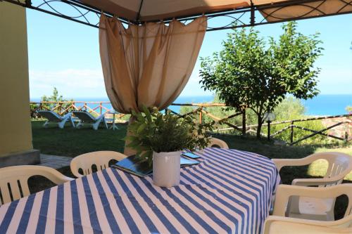 einen Tisch mit einem blau-weißen Tischtuch in der Unterkunft Antico Portale in Ascea