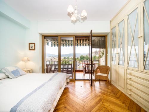 - une chambre avec un lit et un balcon dans l'établissement Miramar. Basquenjoy, à Fontarrabie
