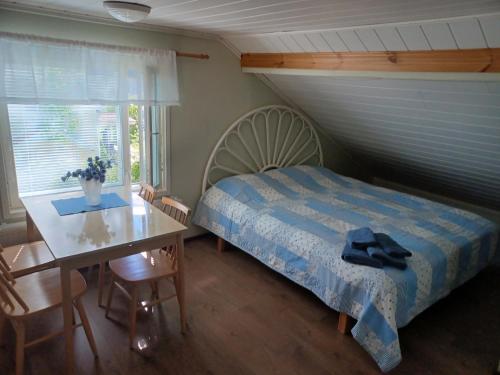 Postel nebo postele na pokoji v ubytování RISTIMÄENKATU 13