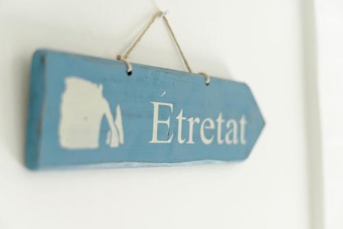 un panneau bleu avec le mot électrique suspendu sur un mur dans l'établissement La Rose des Vents , près de Fécamp, à Életot