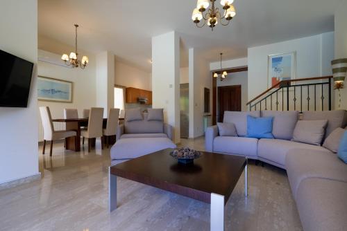 Χώρος καθιστικού στο Villa Lara - 11, Spacious Villa with Large Garden and Private Pool on Aphrodite Hills