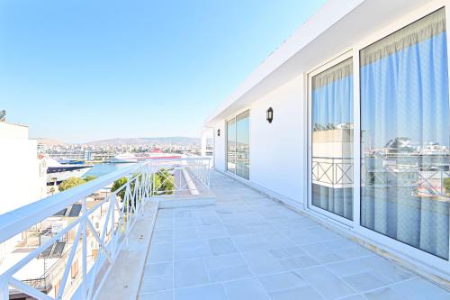 Charming apartment with a sea view terrace (F1)