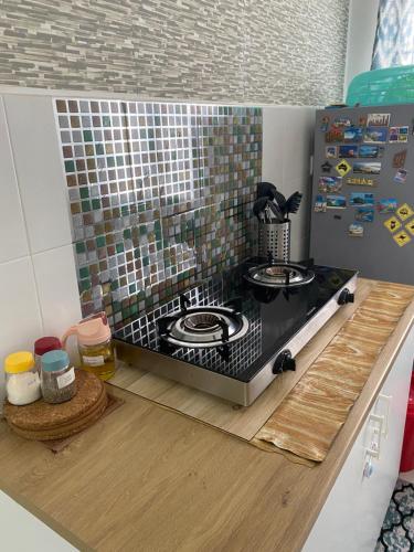 a model of a kitchen with a stove top oven at i-Idaman Kota Puteri Homestay and Free WIFI in Batu Arang