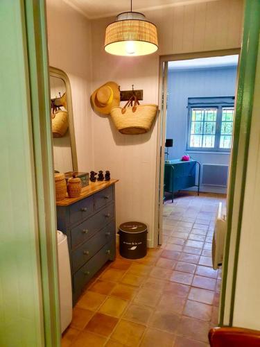 La salle de bains est pourvue d'une commode et d'un miroir. dans l'établissement Gîtes de Charme 