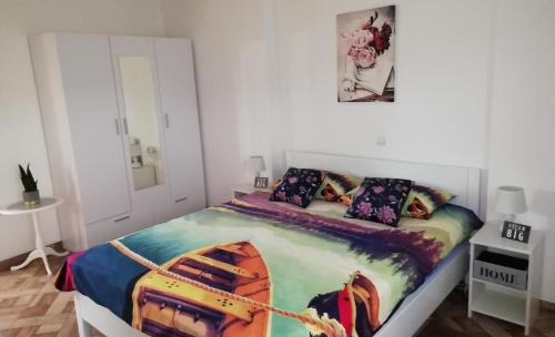una camera con un letto e una barca di Apartment Ferenac a Ozalj