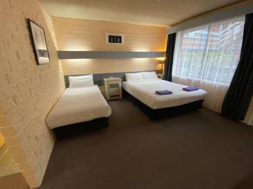 Un pat sau paturi într-o cameră la Mahogany Motel Warrnambool
