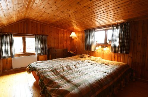 Postel nebo postele na pokoji v ubytování Cozy cottage in Sunnemo
