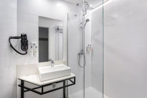 a bathroom with a sink and a shower at B&B HOTEL Valencia Aeropuerto in Paterna