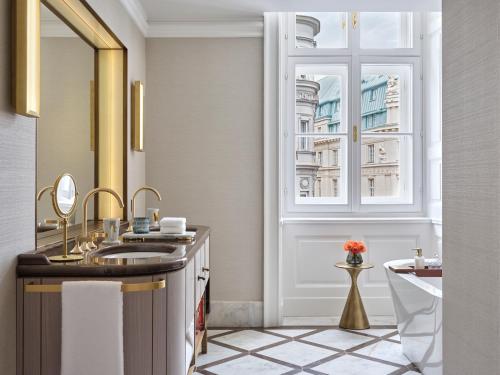 bagno con lavandino e finestra di Rosewood Vienna a Vienna