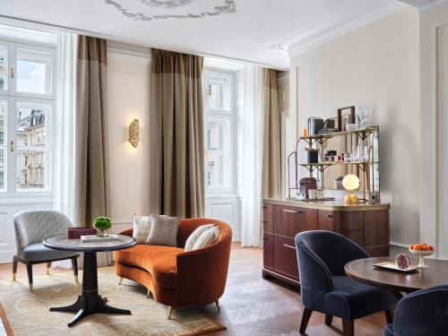 Rosewood Vienna tesisinde bir oturma alanı