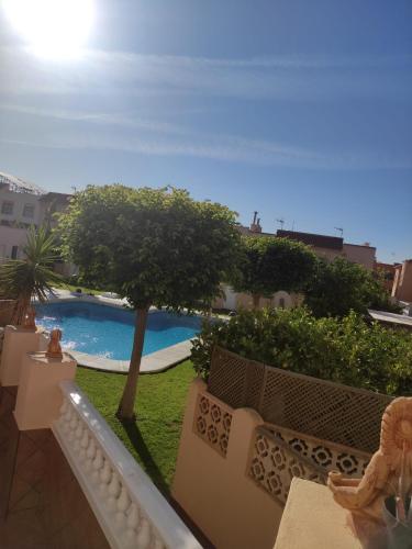 uma vista para uma piscina a partir de uma varanda em LOFT LA CASITA em Almería