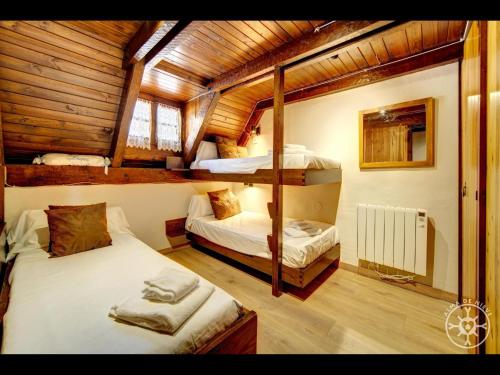 ein Zimmer mit zwei Etagenbetten in einer Kabine in der Unterkunft CASA MARMOTA de Alma de Nieve in Baqueira-Beret