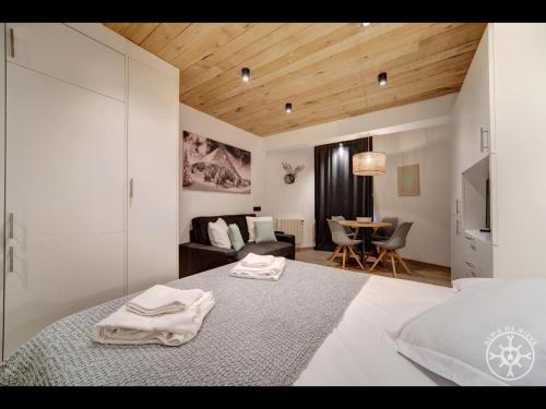 a bedroom with a bed and a living room at AUDETH de Alma de Nieve in Vielha