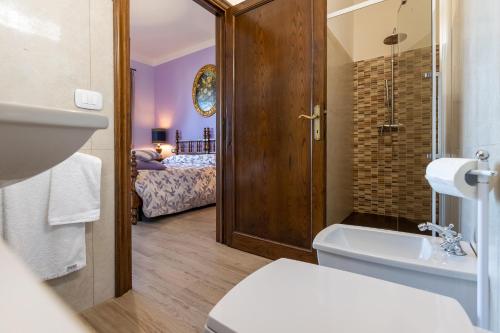 a bathroom with a sink and a toilet and a tub at B&B FONTERONCONE di KRYVUTA OKSANA in Montepulciano