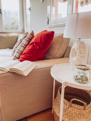 Χώρος καθιστικού στο BELLA KALMA, acogedora casa con parking, jardin y wifi