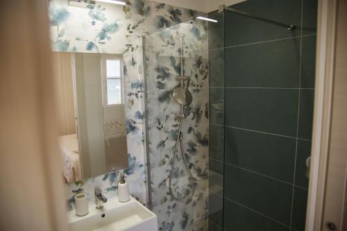 a bathroom with a shower and a sink at B&B L'ORIZZONTE in Crotone
