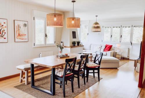 Χώρος καθιστικού στο BELLA KALMA, acogedora casa con parking, jardin y wifi