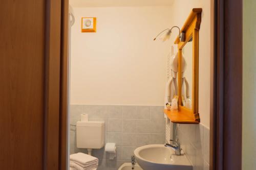uma casa de banho com um lavatório e um WC em Giulietta e Romeo - Bed and Breakfast em Cossogno