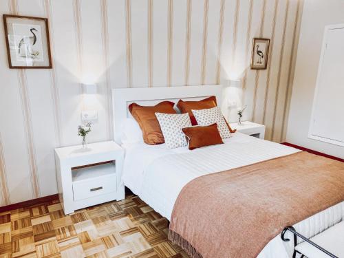 מיטה או מיטות בחדר ב-Bella Kalma, acogedora casa con parking, jardin y wifi
