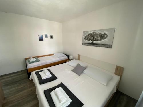 Tempat tidur dalam kamar di Apartmani Juricev Vodice